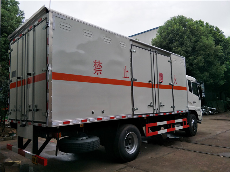 東風天錦爆破器材運輸車