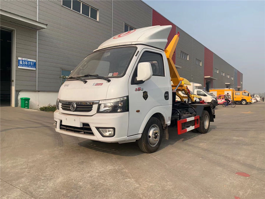 國六東風小型勾臂式垃圾車