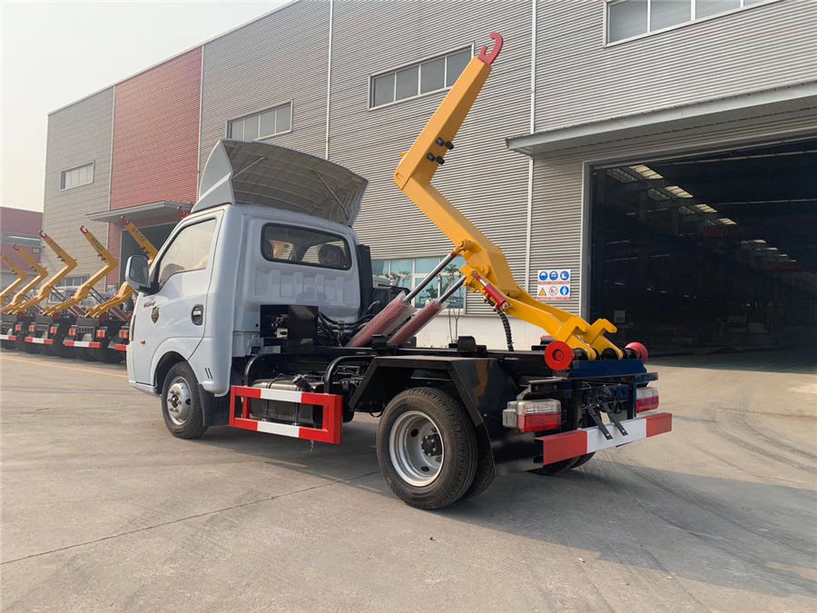國六東風小型勾臂式垃圾車