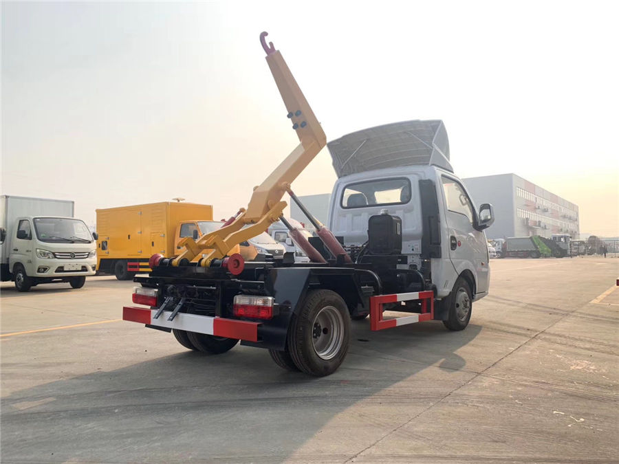 國六東風小型勾臂式垃圾車