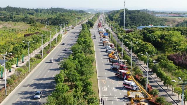 炎帝神農(nóng)故里200余臺應(yīng)急裝備專用車展彰顯隨州專用車實力 