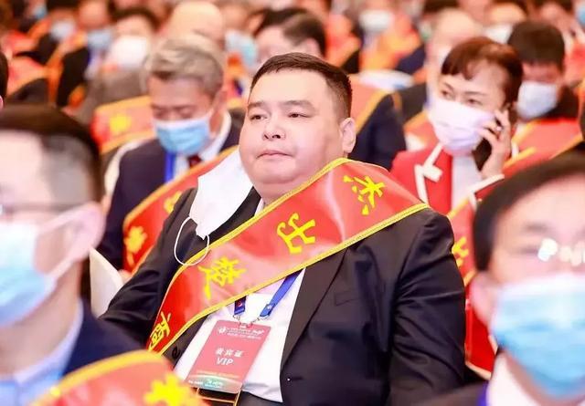 程阿羅在“2021年第五屆全球楚商大會”上再次獲得“杰出楚商”榮譽稱號